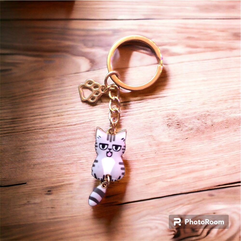 Cat charm.  Grey & white with open mouth.